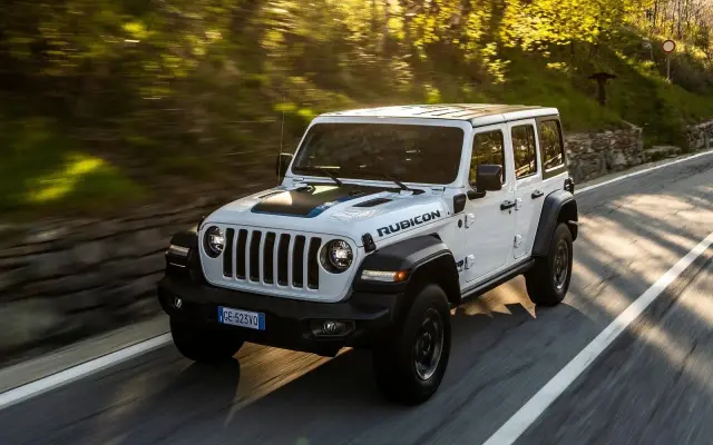 jeep-wrangler-jako-hybryda-plug-in-auto-katalog