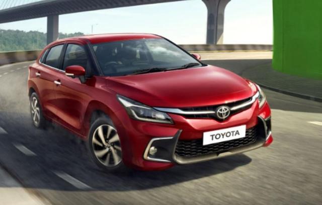 Nowa Toyota Glanza 2022, czyli krewniak Suzuki Baleno