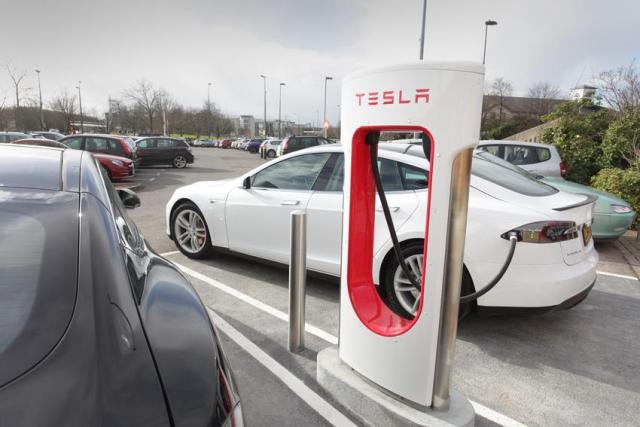 Tesla: Superchargery otwarte dla użytkowników aut innych marek