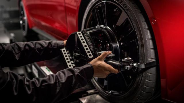 Staż dla młodych mechaników z Jaguarem i Land Roverem