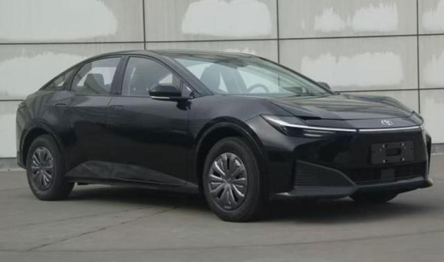 Nowa Toyota bZ3 na zdjęciach zamieszczonych w sieci