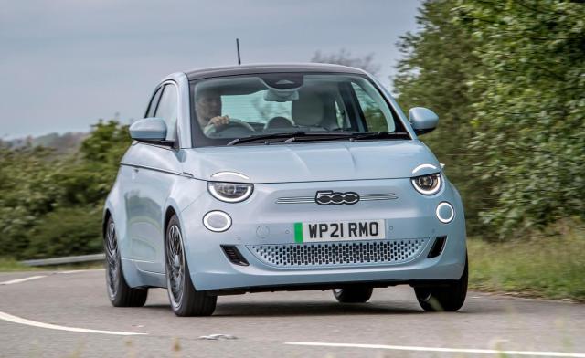 Fiat 500 EV na zaciągniętym hamulcu