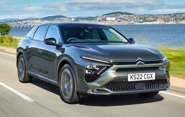 Citroen C5 X: uszkodzony przewód paliwowy