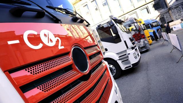 Europosłowie wyznaczają cele redukcji emisji CO2 dla ciężarówek i autobusów