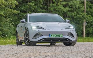 BYD po raz pierwszy wyprzedza Teslę w Europie - historyczna zmiana na rynku aut elektrycznych