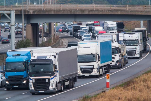 Od 1 listopada nowe płatne odcinki dróg dla ciężarówek i autobusów