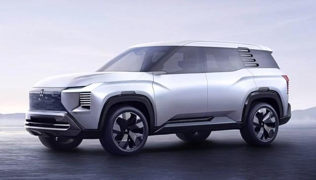 Mitsubishi DST Concept w blasku fleszy
