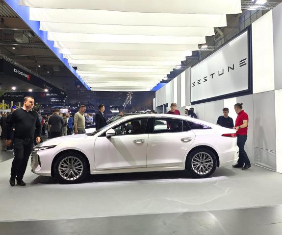 Mocny debiut Bestune – 100 zamówień podczas Poznań Motor Show