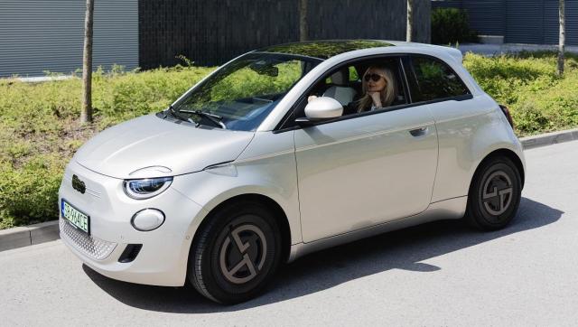 Agnieszka Woźniak-Starak za kierownicą Fiata 500e