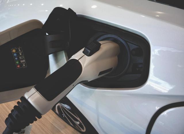 Elektryk czy spalinowy – co się bardziej opłaca? 