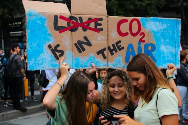 Europa ogranicza emisje CO2 dzięki elektrykom, ale lotnictwo niweluje postęp